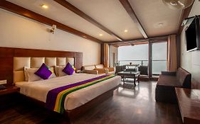 Treebo Premium Queens Of Hills Near Mall Road Area